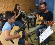 Empreendedor abre escola de música com apoio da Fomento