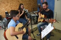Empreendedor abre escola de música com apoio da Fomento