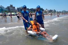 Cadeiras anfíbias projetadas especialmente para atender cadeirantes e pessoas com mobilidade reduzida estão disponíveis em praias de Matinhos, Guaratuba e Pontal do Paraná. Confira os endereços.