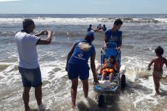 Alunos da APAE usam cadeiras especiais para banho de mar