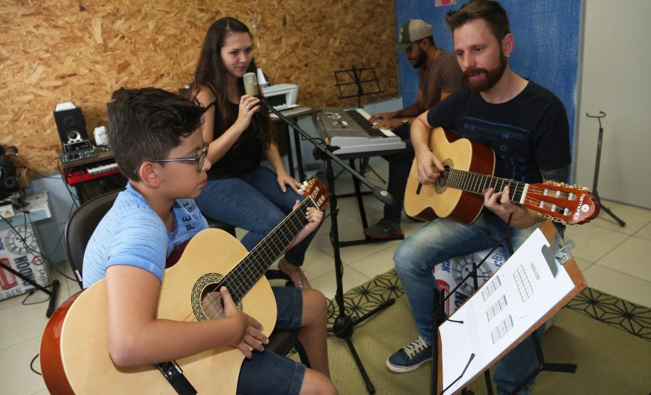 Empreendedor abre escola de música com apoio da Fomento Empreendedor abre escola de música com apoio da Fomento