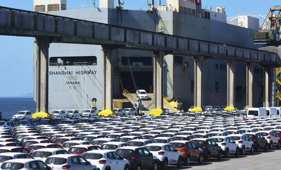 Porto de Paranaguá tem operação inédita para veículos