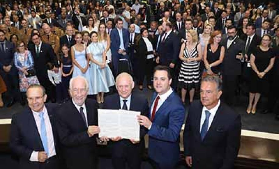 O governador e o vice Darci Piana, ao lado de suas famílias, subiram a rampa da Assembleia e foram recebidos pelo presidente da Casa, deputado Ademar Traiano. Os eleitos também receberam as primeiras honras militares.