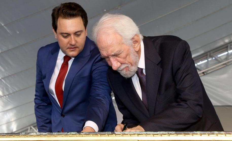 Piana se licenciou do posto de presidente da Federação do Comércio do Paraná (Fecomércio) no ano passado para disputar a vice-governadoria. O governador Ratinho Junior disse que Piana será seu braço direito e atuará com ele de manhã, tarde e noite. Nascido no município de Carazinho (RS), o empresário de 76 anos.