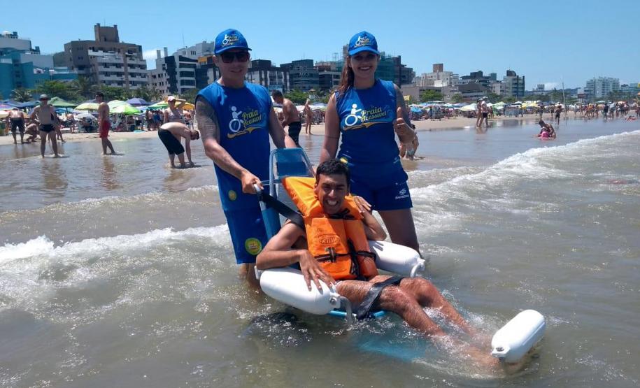 Cadeiras anfíbias projetadas especialmente para atender cadeirantes e pessoas com mobilidade reduzida estão disponíveis em praias de Matinhos, Guaratuba e Pontal do Paraná. Confira os endereços.