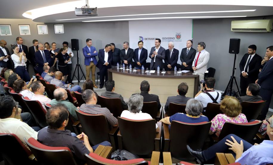 Ratinho Júnior anuncia redução de preços de serviços do Detran