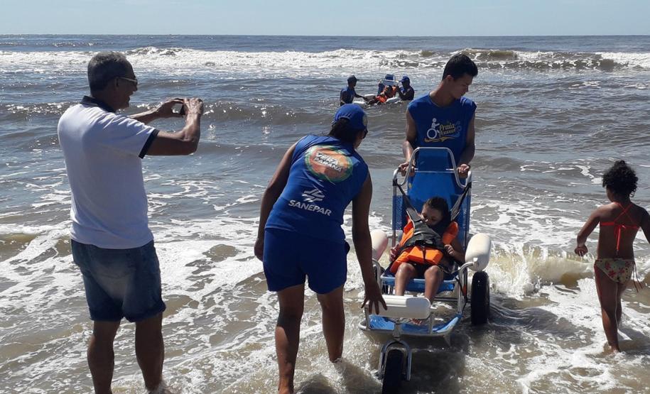 Alunos da APAE usam cadeiras especiais para banho de mar