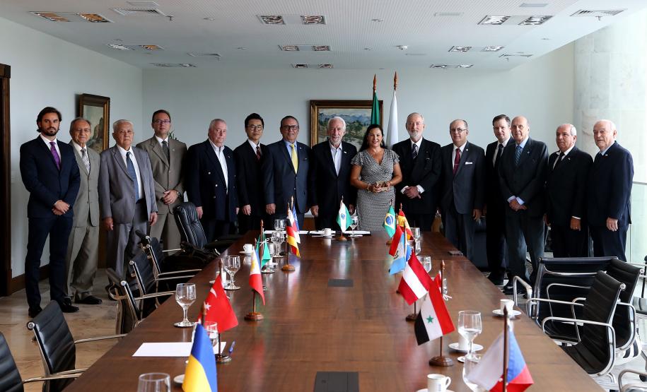 Governador em exercício recebe cônsules de 14 países