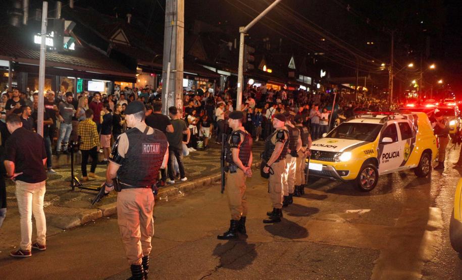PM faz operação contra o tráfico em local de concentração de bares PM faz operação contra o tráfico em local de concentração de bares