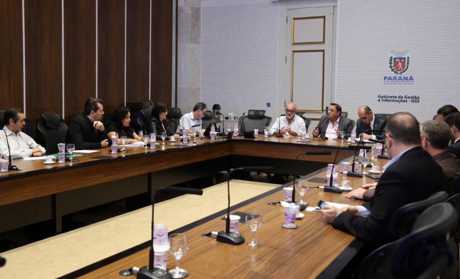 Governo e servidores fazem a primeira reunião de trabalho Governo e servidores fazem a primeira reunião de trabalho